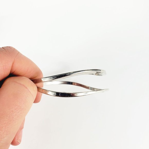 Express Set of 2 Silver Wavy Bangle Bracelets - Picture 3 of 4